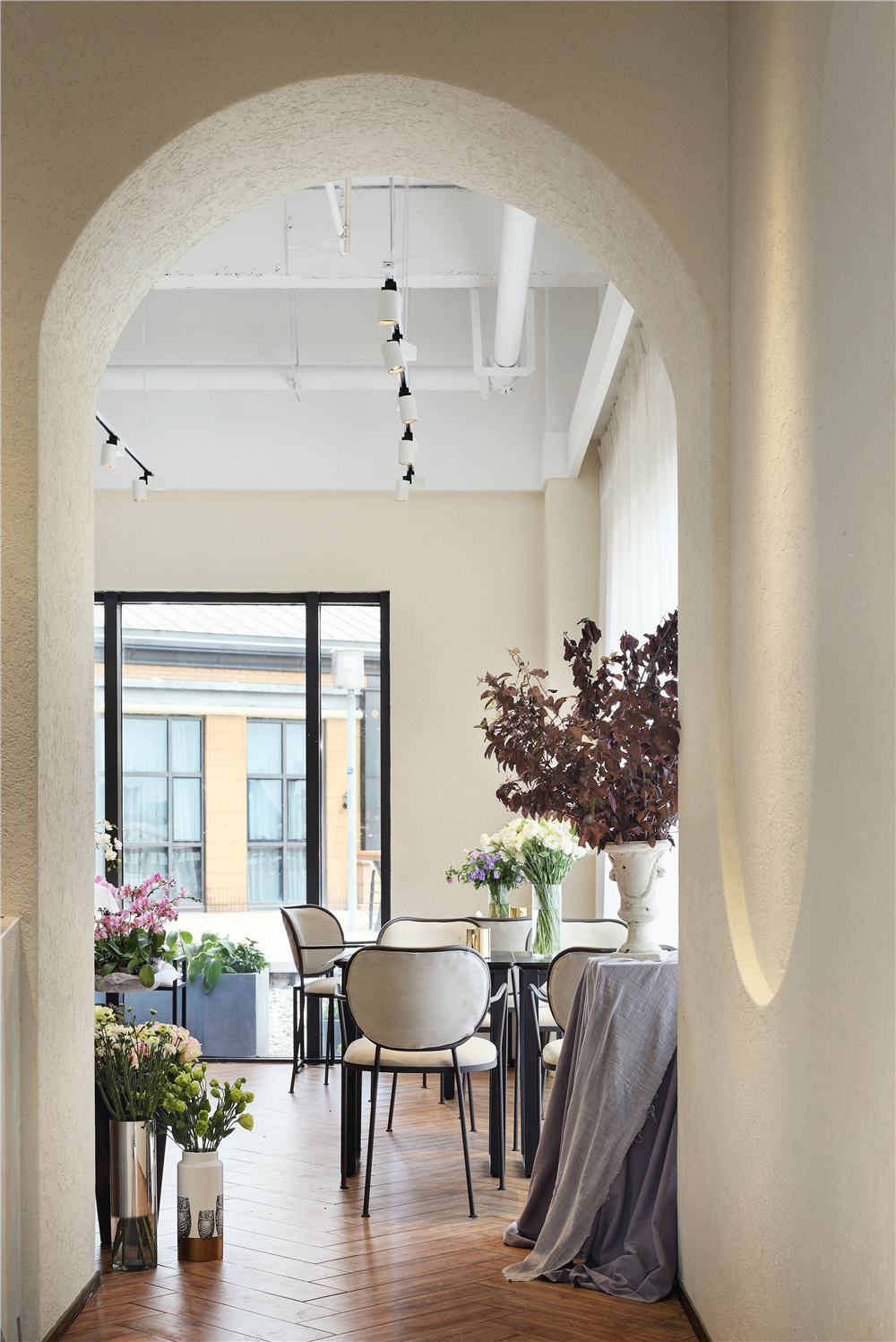 閔行區(qū)100平花店辦公室裝修設(shè)計(jì)案例-第3張圖片-上海古都建筑設(shè)計(jì)集團(tuán)